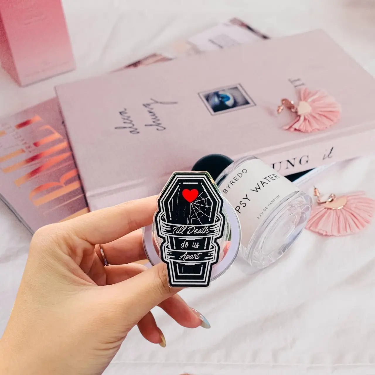 Till Death Do Us Apart Coffin Phone Grip Clear Acrylic Griptok - Aesthetic Pastel Goth Halloween Cell Phone Stand Holder, Spooky Romantic Vampire Finger Ring Grip Accessory, Unique Gothic Gift for Couples