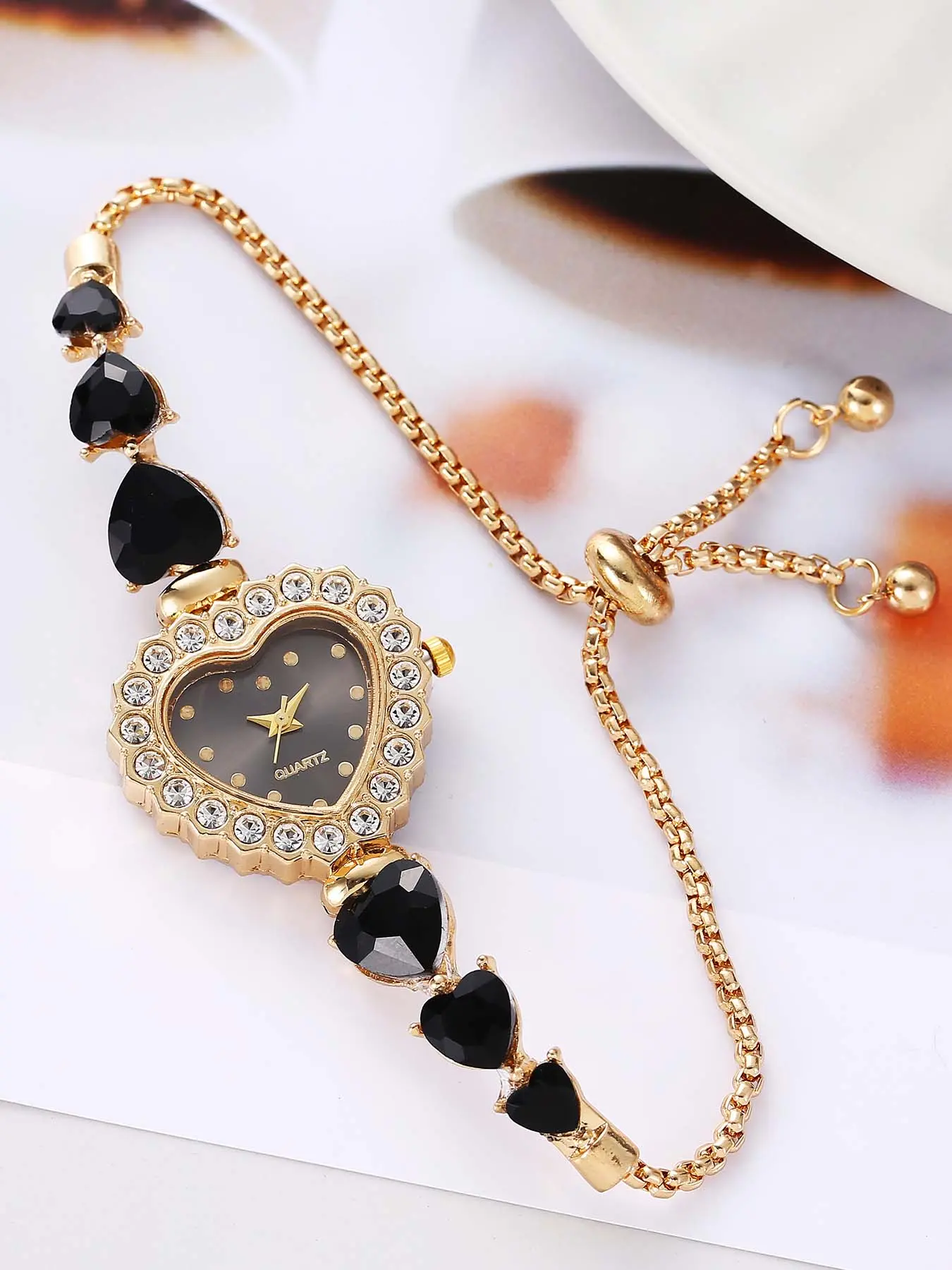 Elegant and cute heart-shaped Quartz Analog Watch with a fashionable and casual style, featuring a luxurious diamond-encrusted ladies' bracelet decorative watch Casual Trendy Wristwatch Fashion Wristwatches