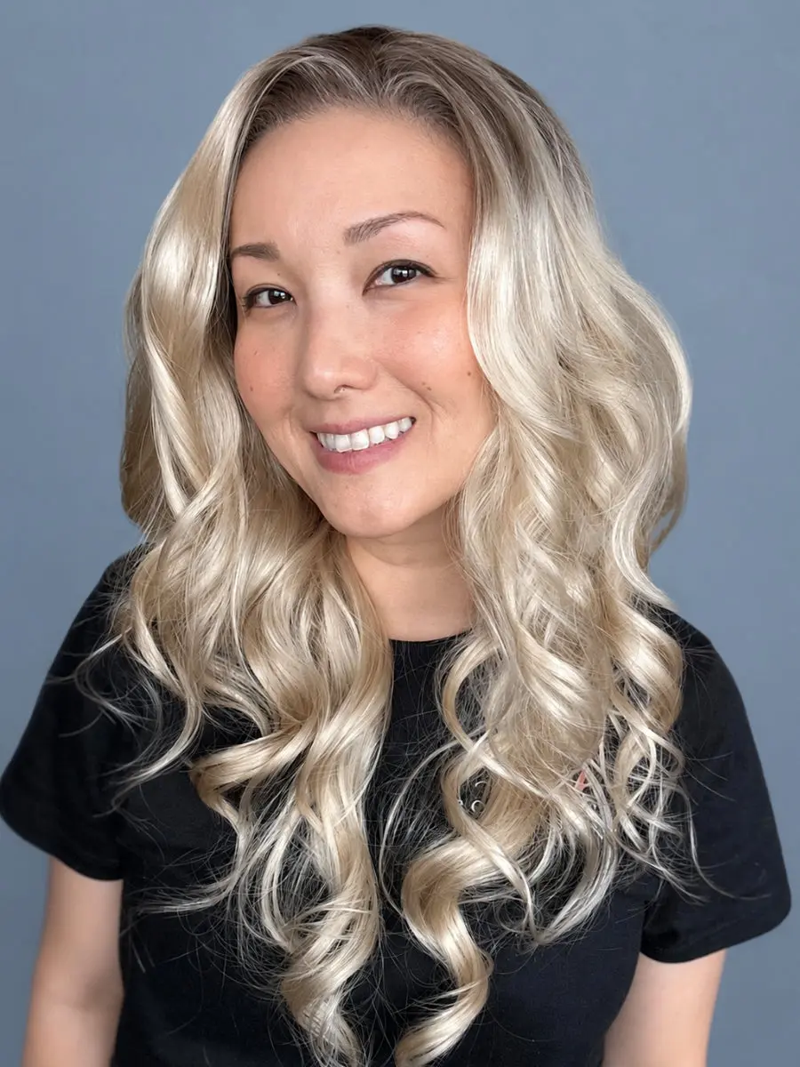 CARKIRA April Long Wavy 13x4 Lace Front Wig for Women, 23-Inch Glueless Heat-Friendly Synthetic Hair with Natural Hairline in a Sun-Kissed Natural Blonde, Female Wig, Wavy Texture, Casual Wear