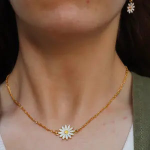 Belly Conklin's Daisy Charm Necklace from 'The Summer I Turned Pretty' | Belly's flower necklace | TSITP jewelry | Summer teen jewelry