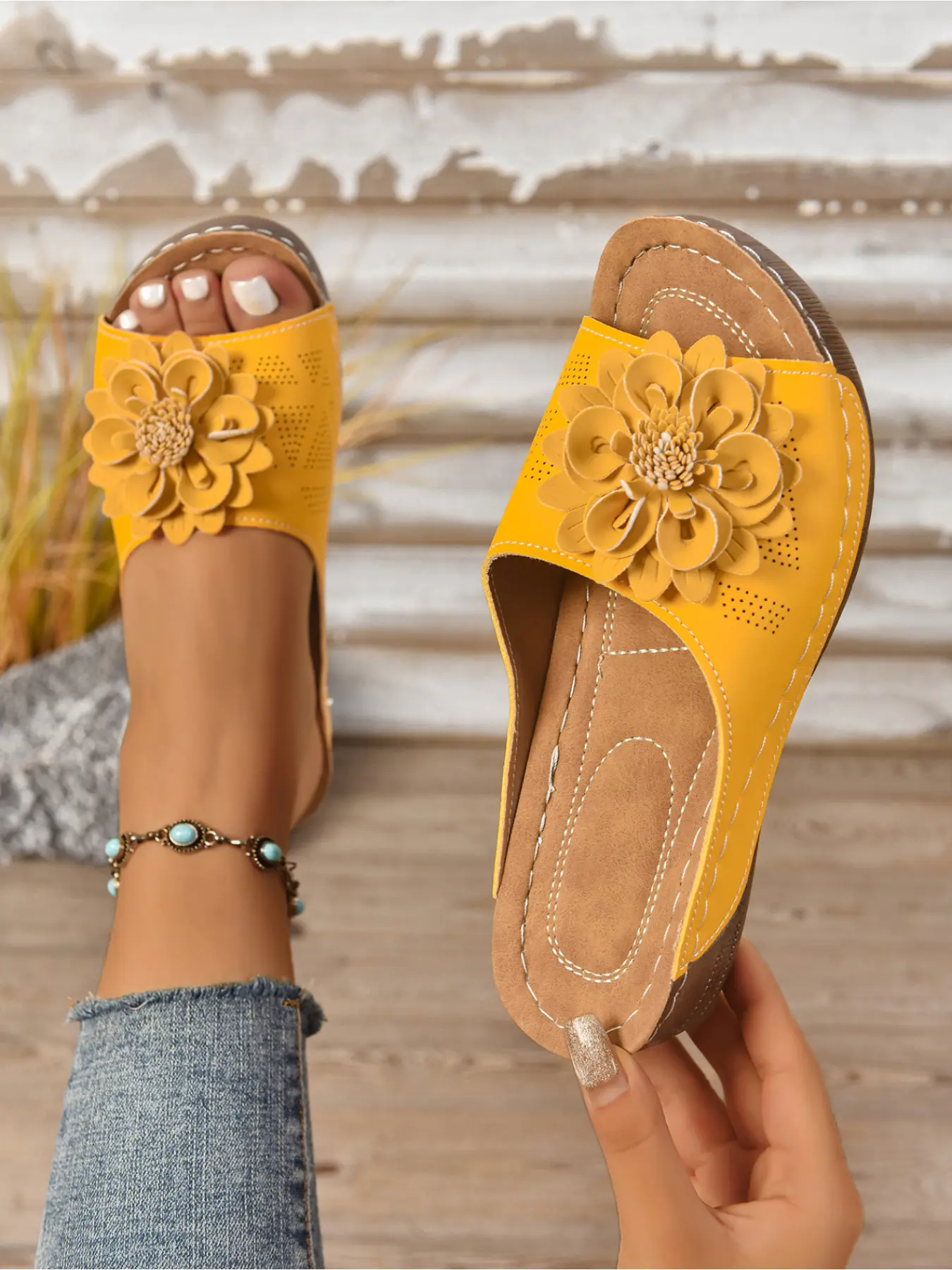 A pair of new large-size women's Boho sandals with floral decoration, hollowed-out design, breathable, slip-on, stylish, simple, comfortable, suitable for daily casual wear, lightweight, with a thick wedge heel