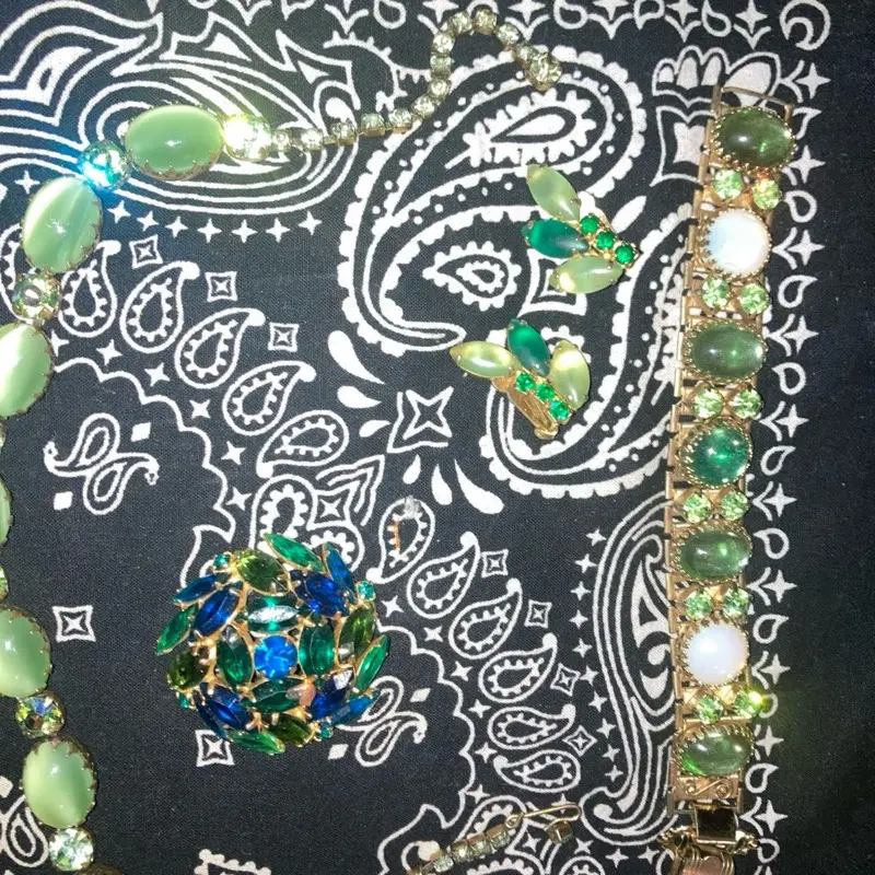 Vintage Green Moonglow Rhinestone Clip-On Earrings – 1950s Gold-Tone Leaf Design – Juliana / Lisner Style Mid-Century Jewelry
