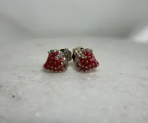 aretes de fresa en oro laminado 18k