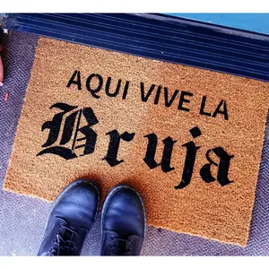 AQUI VIVE LA BRUJA DOOR MAT