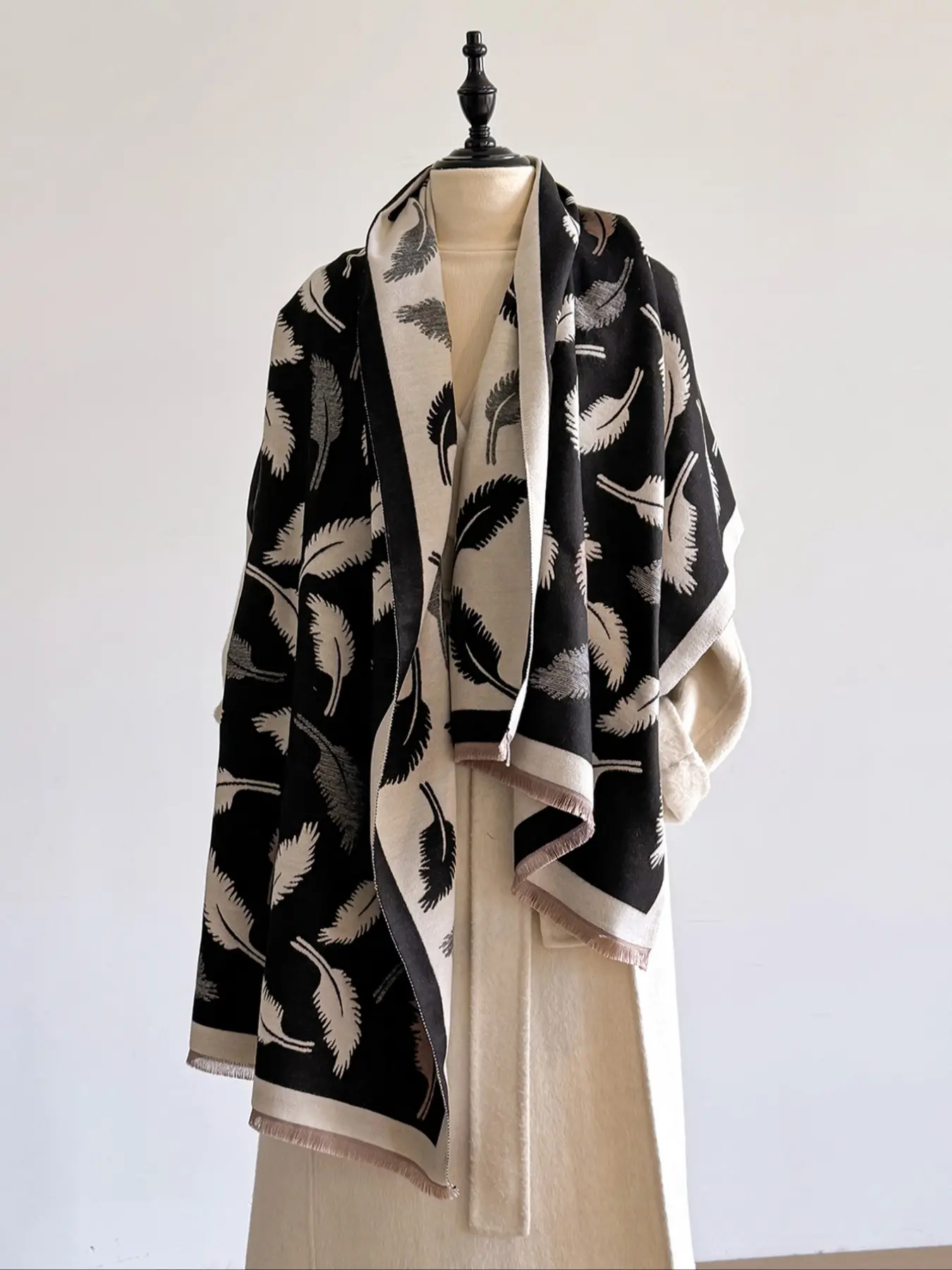 Women's Feather Pattern Scarf, Warm & Cozy Woven Fabric, Fitted Design for Fall Winter, Casual Fashion Accessory for Women Girls