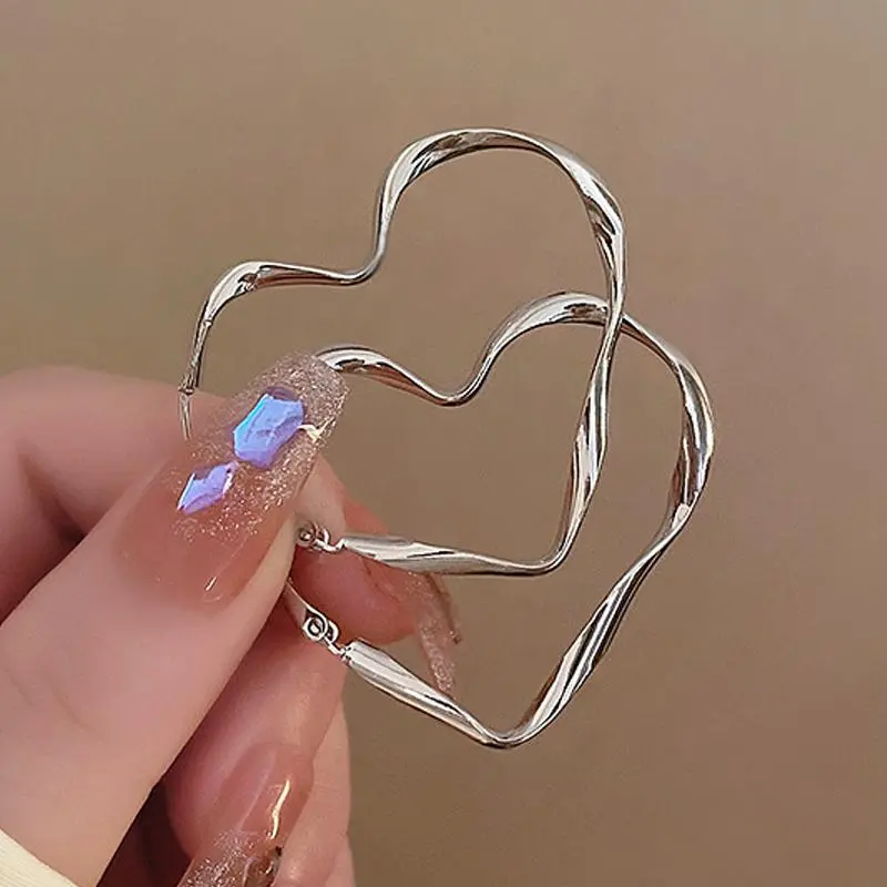 Twist Metal Heart Hoop Earrings for Women Golden Silver Color Hollow Out Big Love Earrings Brief Street Romantic Jewelry as Gift