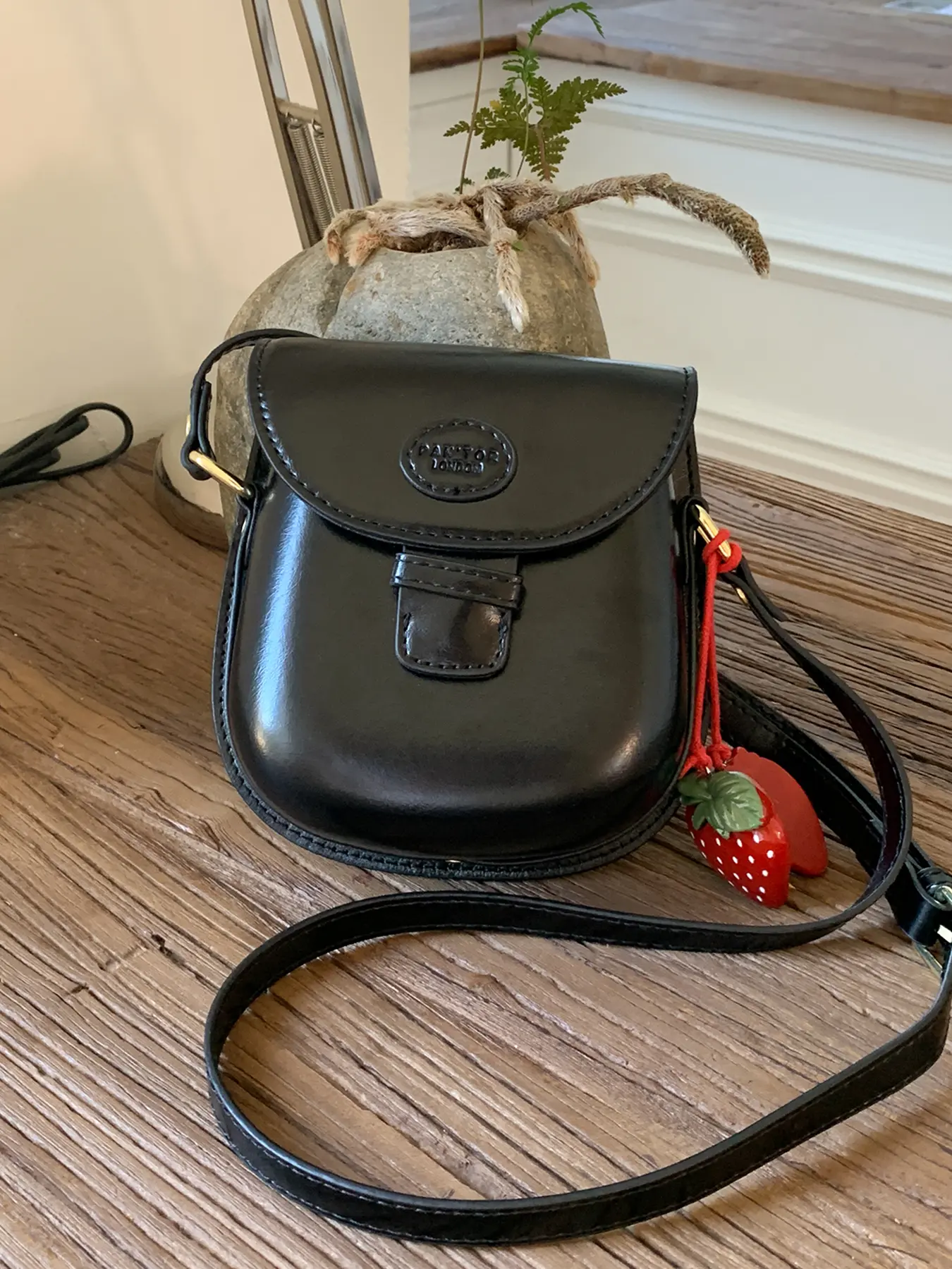 Exquisite all-match shoulder messenger bag, Stylish crossbody bag, retro saddle design strawberry pendant embellishment, mini flip shoulder messenger bag, suitable for students, cute commuting bag, Flap Crossbody Purse