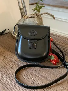 Retro style simple   fashionable mini flap shoulder handbag, small   exquisite   buckle shoulder bag,   strawberry pendant embellishment  ，niche design crossbody bag, suitable for daily travel, shopping, etc.