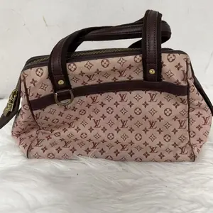 Pre-owned Louis vuttion Louis Vuitton vintage monogram mini linen handbag, with leather trim, includes a bag charm.