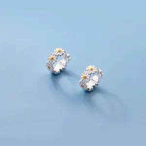 Fashion Daisy Flower Drop Pendant Hoop Earrings For Women Sweet Korean Simple Small Hanging Earrings Girl Party Jewelry Gift