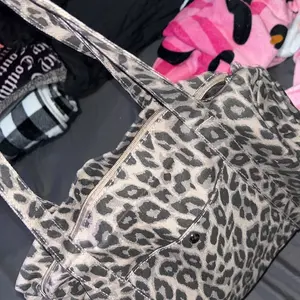 Medium Leopard Print Luggage Bag, Durable Fabric, Urban Lifestyle, Subtle Print, Unique Design, Versatile Lazy Style, Fashionable Travel Bag