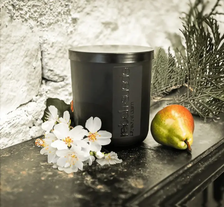 Rebel+Suede la mère - Yuzu Blossom Pear Hinoki Scented Candle for Home Fragrance and Relaxation