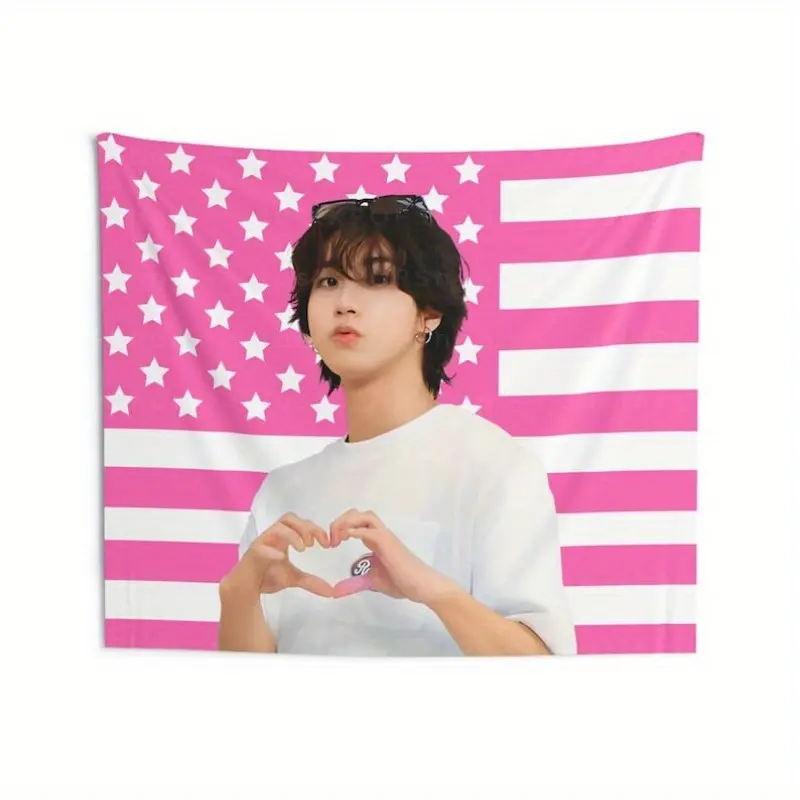 1pc Han Jisung "Finger Heart" Tapestry - Pink American Flag Design with Young Man Making Heart Gesture, Polyester, 60x40/51, Perfect for Stray Fans, Fan Art Piece |   Celebratory Tapestry |   Durable Polyester 60X40 Decor Gift