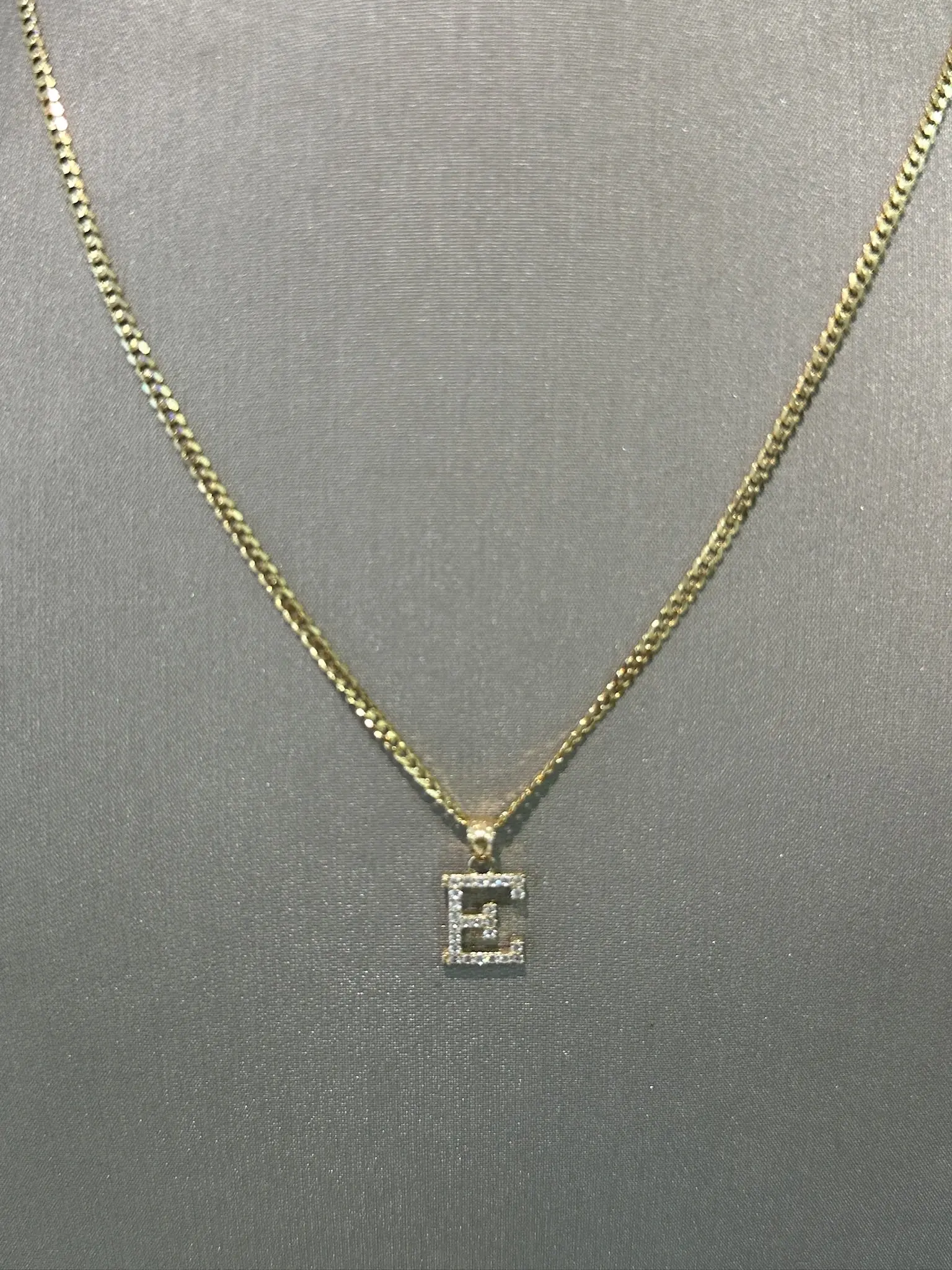 Dije con Inicial “E”
