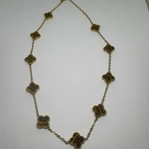 Cadena de flores carmelita