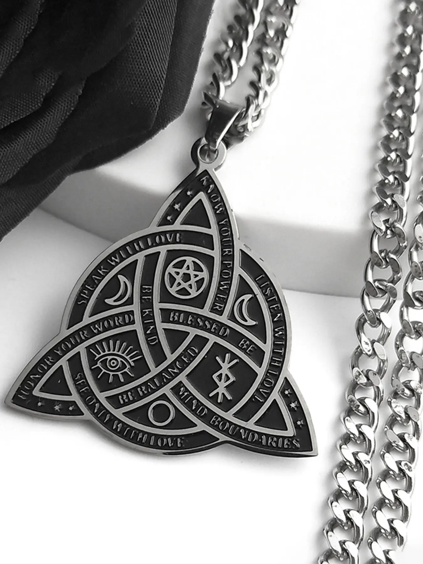 Viking Witch Celtic Knot Necklace Goth Stainless Steel Men Chain Odin Runes Witchcraft Protection Amulet nudo de bruja Cuban Link Design Chain Geometric Pendant