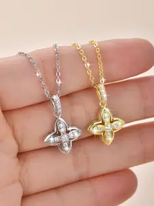 Luxurious four-leaf clover moissanite pendant necklace for women, featuring a niche design and 14K gold-plated clavicle chain, suitable for daily wear, vacation, dating, and other occasions, and also an exquisite and surprising small gift