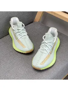 Retro college styled unisex shoes retrieve elegant literary style belonging to youthful years, clean minimalist look carries scholarly trendy charm inherently, suit daily campus dressing and depict pure refreshing youthful visual pictures of personal wear
