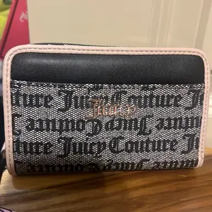 Juicy Couture Spring Fling Slim Female Wallet, Black and Beige, Lightweight Purses for Women, Daily Use Wallet