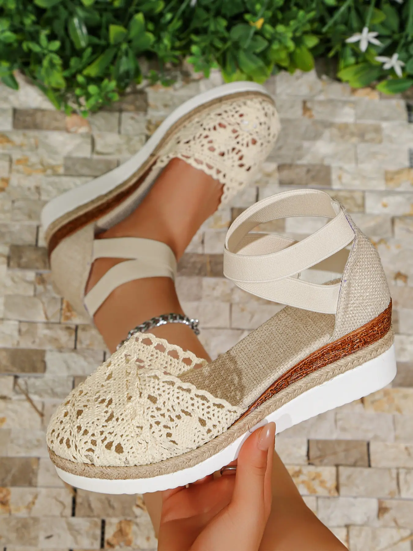 Elegant Lace Cutout Thick Sole Sandals, Romantic Lace Design, Cross Strap, Comfortable and Fashionable, Perfect for Women, Crossed Strap Sandals