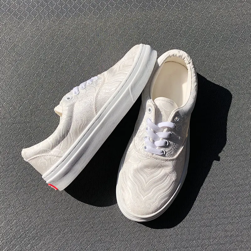 Men's white low top shoes with high elasticity and breathable casual board shoes that don't tire their feet after wearing for a long time. Large size trendy sports shoes
