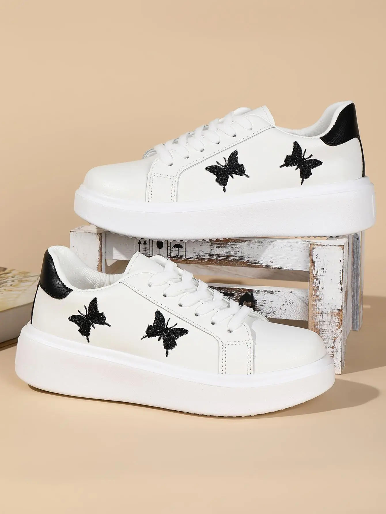 Butterfly Print Low Top White Shoes Casual Trainers for Summer, Minimalist Casual Plain Butterfly Design Round Toe Lace Up Skate Shoes for Girlfriend