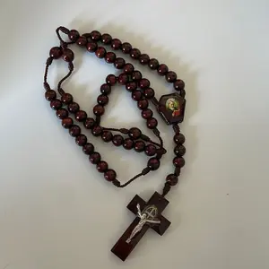 Rosario Catolico Artesanal de Madera con la imagen de San Benito