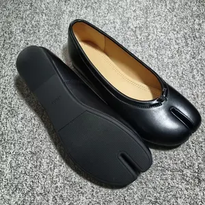 Tabi split-toed shoes pig's foot shoes women's shoes 2026 new women's dance shoes niche pleated flat-soled ballet shoes shallow mouth one pedal single shoes ballet flats