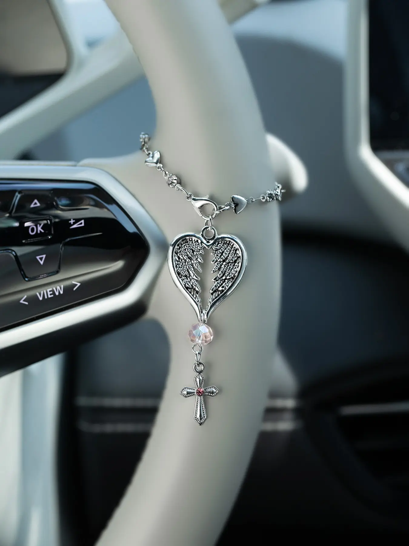 1pc Feather Cross Car Accessories Steering Wheel Chain, Stylish Automotive Interior Decoration, Durable and Elegant Design, Car Hanging Ornament, Aesthetic Car Accessory, Vehicle Decoration, Car Decorations