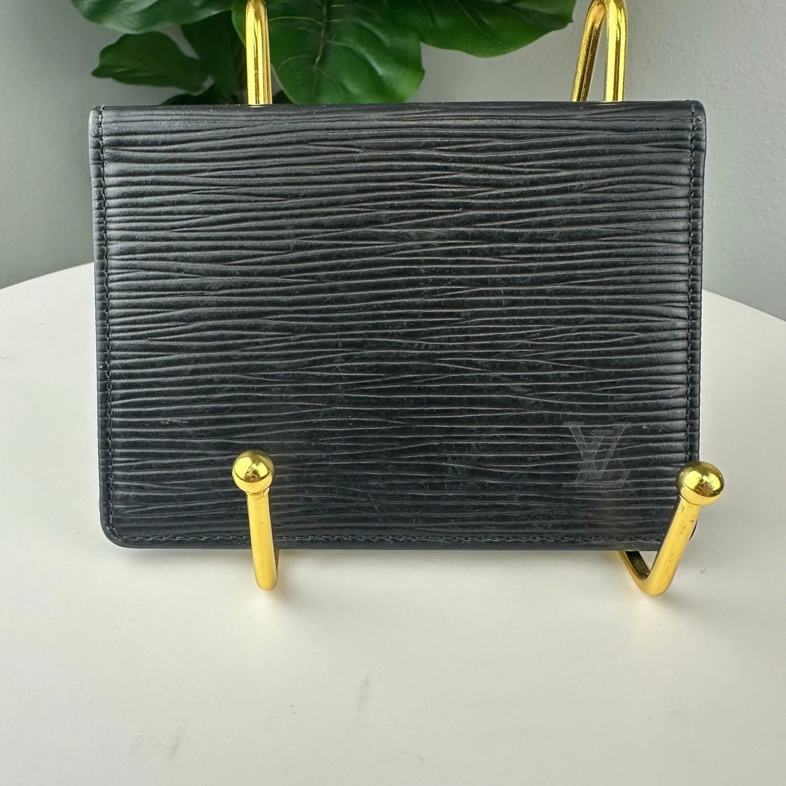 Pre-owned Authentic Louis Vuitton Compact Card Holder Textured Black Epi Leather, Leather Interior, Discreet Logo, Multiple Slots, Sleek Profile for Daily Use