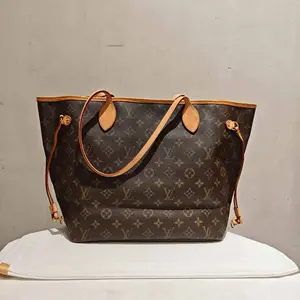 Pre-owned Louis Vuitton canvas Tote Bags Neverfull MM tote bag featuring the brand's iconic Monogram and vachetta leather trim.