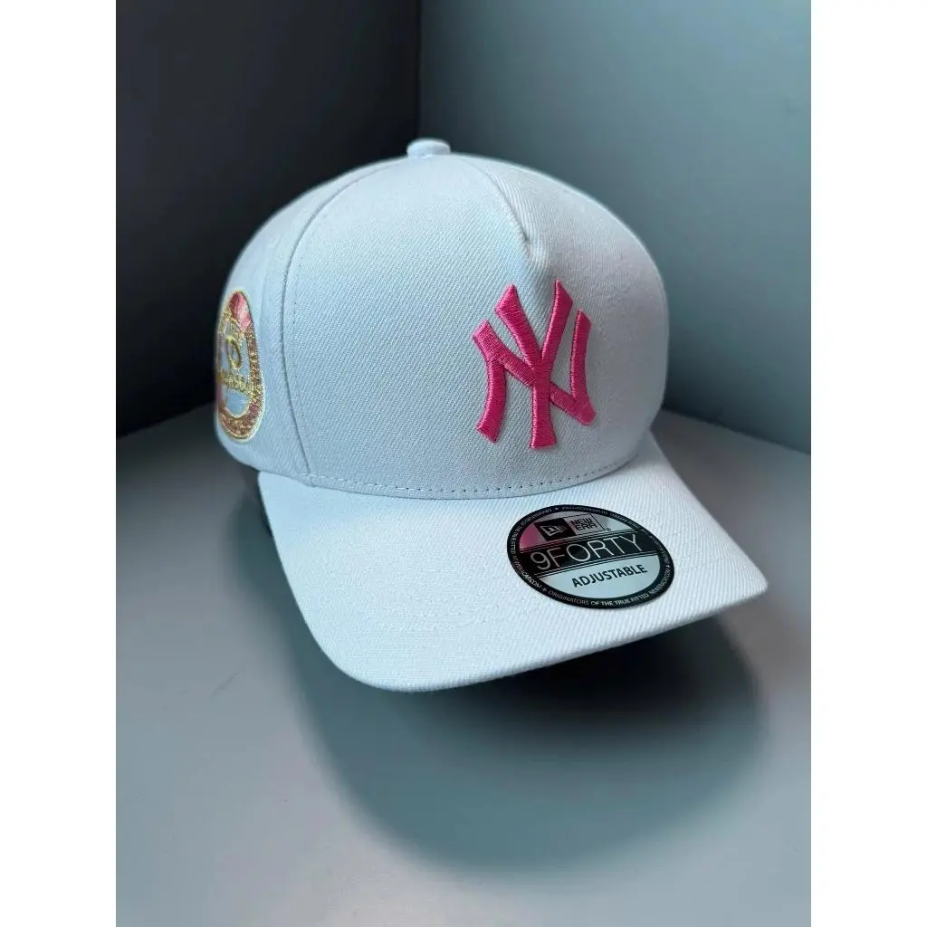 9FORTY New York Yankees 1999 World Series Side Patch Cap – Cream & Black Adjustable Hat with Red NY Logo