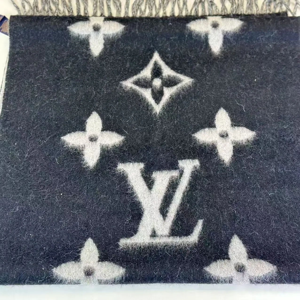 バ*ラ様 LOUIS VUITTON ウールカシミアフーディー レザータグ モノ Leather Patch Fleece Blouson - Holiday Gifts for Him | LOUIS VUITTON