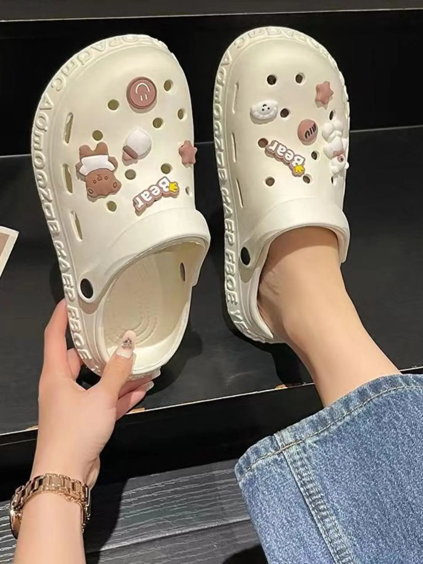 Women's Summer 2024 Cartoon Cute PVC Clogs with Shoe Decoration, Indoor Home Bathing Non-slip Bathroom Slide Slippers, Outdoor Casual Travel Beach San