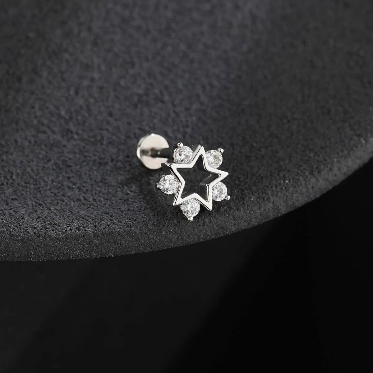 OUFER BODY JEWELRY 16G Geometric Star Stud, High Quality Hypoallergenic Cartilage Earring in 316L Stainless Steel, Internally Threaded for Helix & Tragus, High Quality Earrings, Hypoallergenic Cartilage Earrings