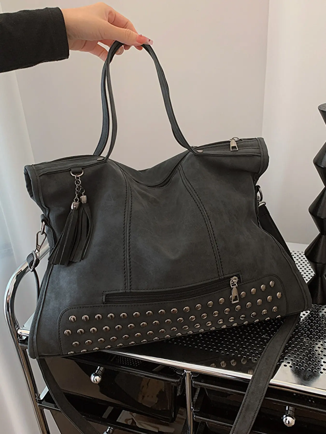 Vintage artistic style exquisite and elegant personalized tote bag, rivet+tassel detail design, simple and generous large capacity versatile single shoulder handbag, suitable for commuting to work, weekend travel, Commute Tote Bag