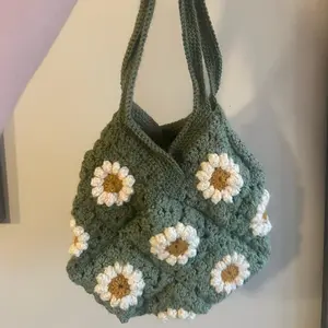 Green Daisy Purse