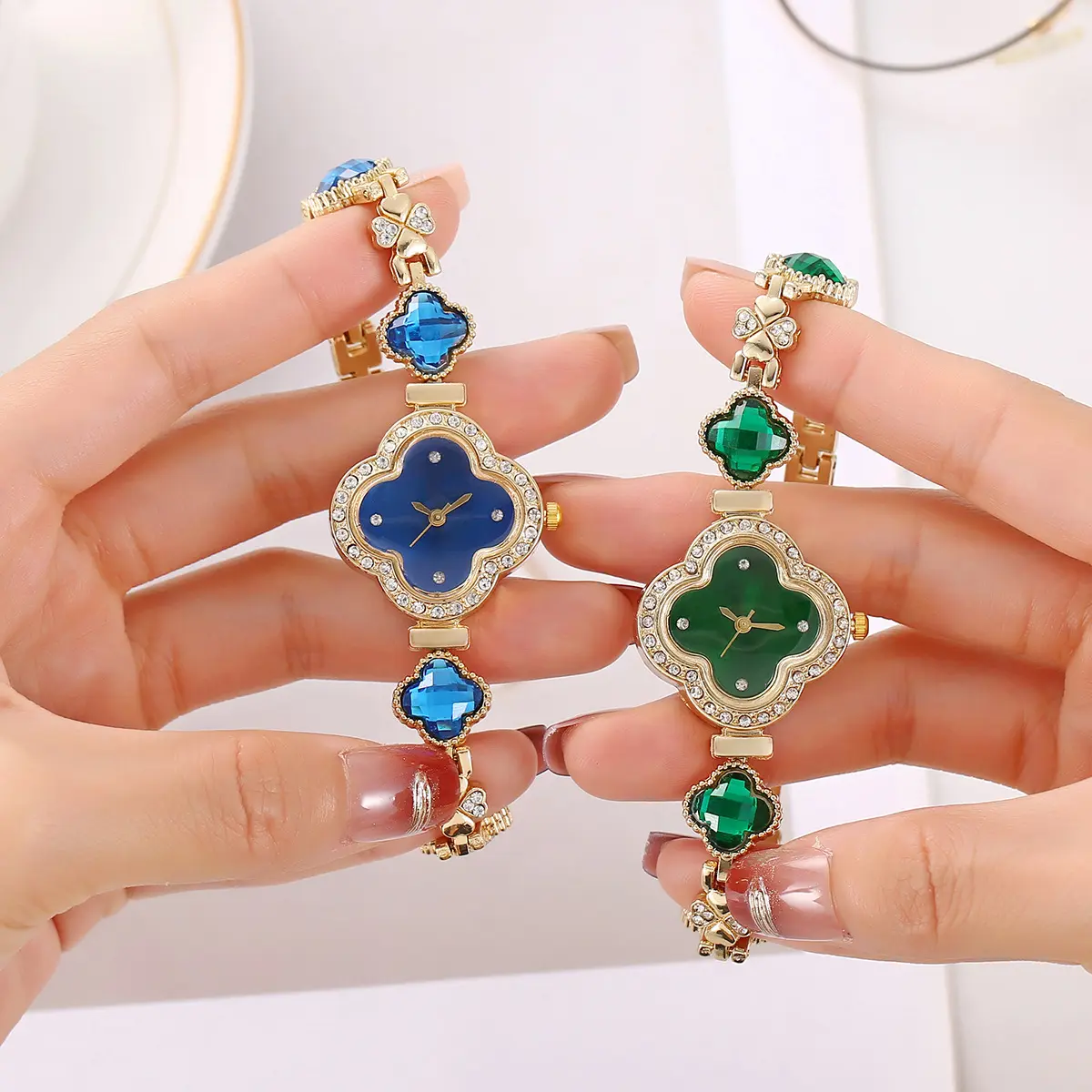 Women's 2025 New Light Luxury Diamond-Encrusted Clover Alloy Quartz Analog Watch, 30mm Pointer Display, Decorative Flower, Business Fashion Accessory Jewelry, Non-Waterproof