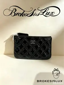 Pre-owned CHANEL Classic Diamond Quilted Patent Leather Zipped Pouch, Silver tone CC Logo
