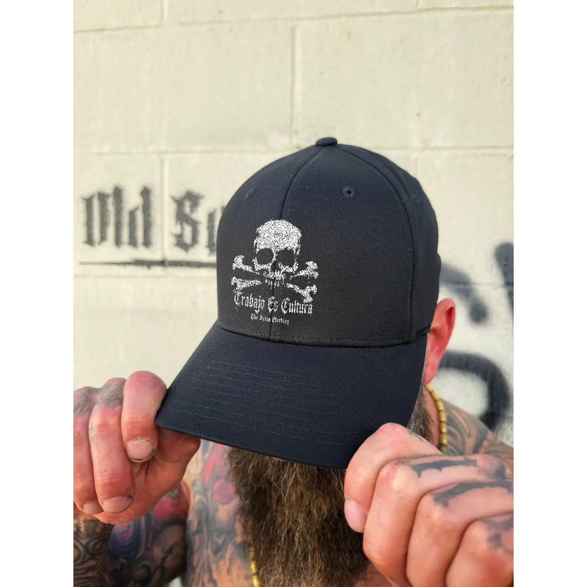 TRABAJO ES CULTURA SKULL FLEXFIT COTTON HAT
