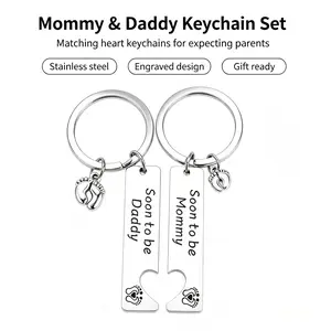 Alloy Matching Heart Puzzle Mommy & Daddy Keychain Set - Pregnancy Announcement Gift, Celebrate Parenthood, 1st-Time Expecting Parents Baby Shower Accessory, Custom Chain-Attached Fashion Keychain for Christmas Anniversary