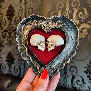 Creative Resin Love Heart Skull Decoration, Perfect Gift for Friends & Family, Ideal for Home Decor, Indoor/outdoor Use, Decorative Figurines, Home Ornament