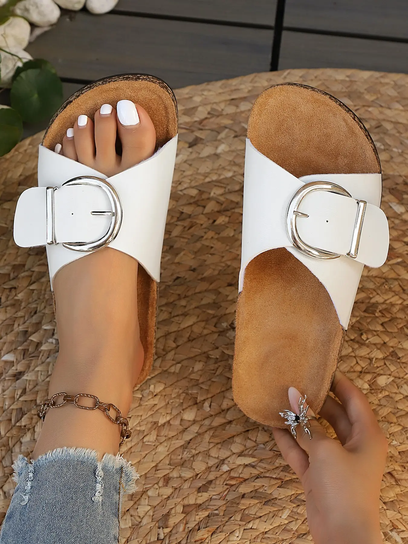 New Flat Women Sandals Retro Cool Style Soft Wood Thick Sole Metal Buckle Detail Beach Vacation Summer Essential