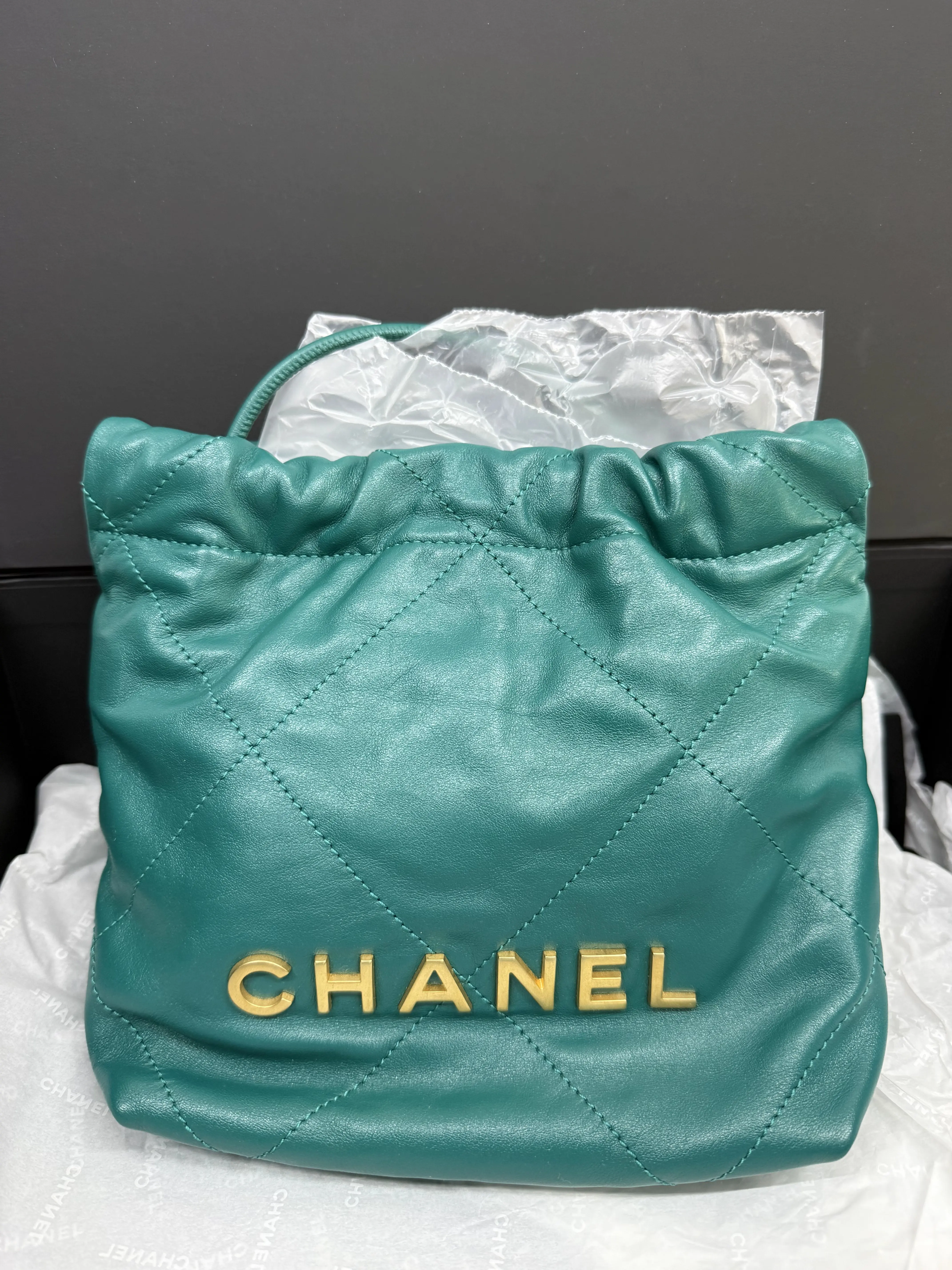 Pre-owned CHANEL 22 Mini Bag in Emerald Green Calfskin Leather Bag (99% New, 23C, Full Set, B2310091)
