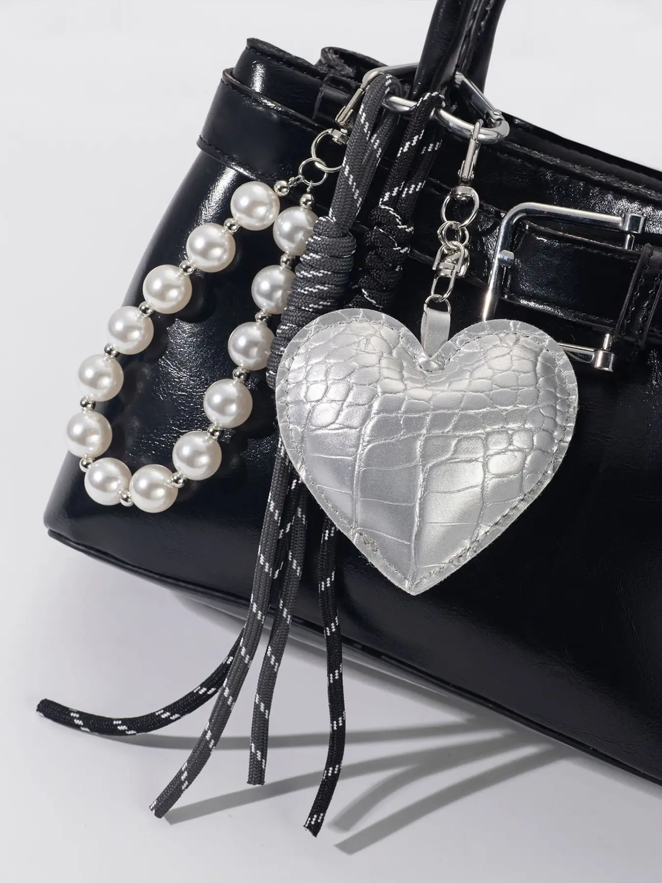 Cool and stylish practical texture crocodile pattern heart pendant, pearl string+woven rope hanging accessory, can be used as a bag hanger and keychain, sweet and exquisite style, lightweight and easy to carry