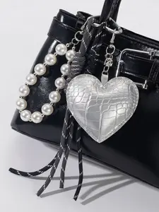 Cool and stylish practical texture crocodile pattern heart pendant, pearl string+woven rope hanging accessory, can be used as a bag hanger and keychain, sweet and exquisite style, lightweight and easy to carry