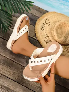 Women's metal-studded platform flip flops, height-increasing and slimming, comfortable and lightweight, breathable; suitable for beach vacations, beach photos, daiopping, home leisure, and outdoor outings.