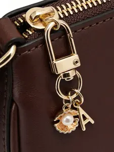 Bohemian-Style Golden Letter Keychain With Shell Decorations, A-Z Letter Options-Perfect For Holiday And Beach Themes. Ideal Gift Or Decoration For Backpacks, Purses, And Handbags! Simple Design, Suitablefor Women'S Wallets And Mobile Phoneaccessories