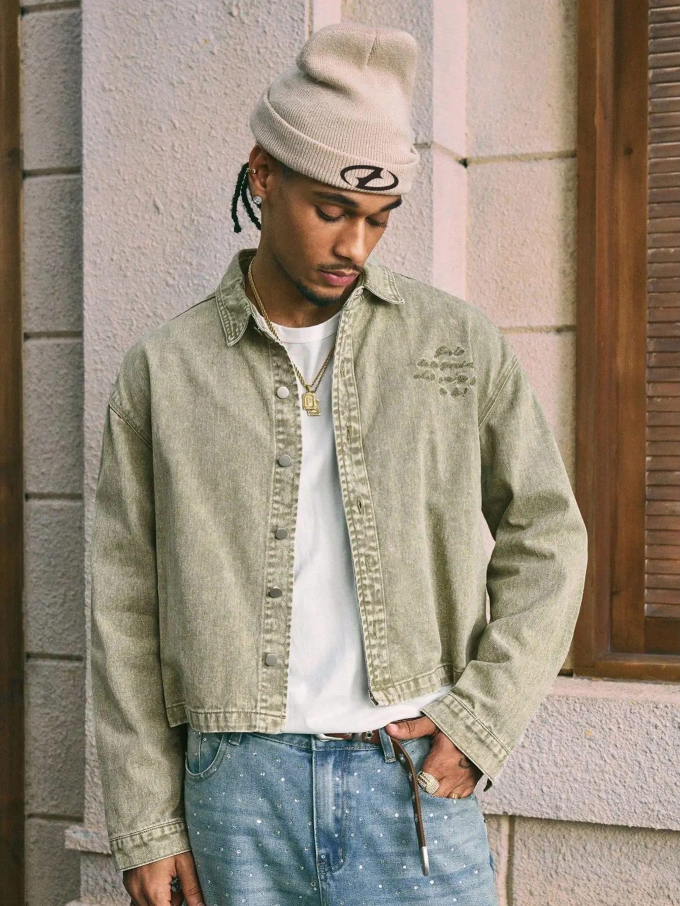 Men's High Cotton Vintage Acid Wash Cropped Denim Shirt Jacket, Embroidered Letter Chest Button Down Long Sleeve Overshirt, Relaxed Boxy Fit Y2K Streetwear Light Sage Green Jean Shacket Outerwear for Men Casual Daily Outfits