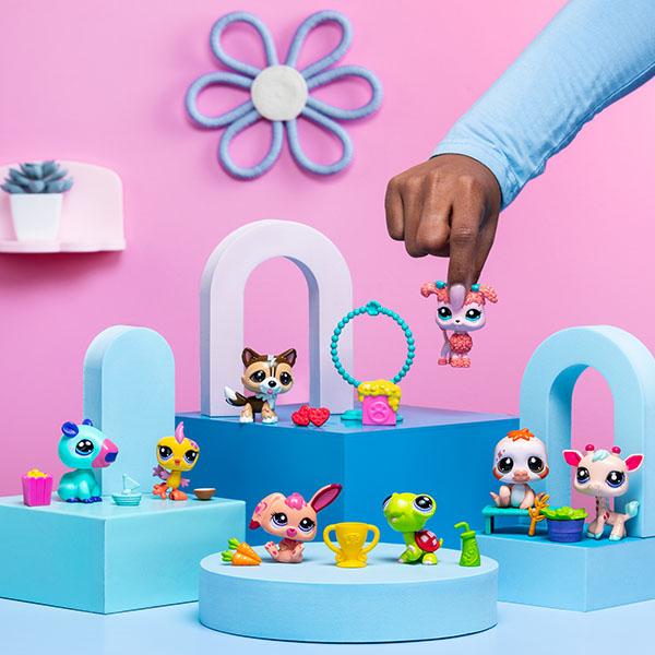 Littlest Pet Shop Collectible Pets – Surprise Pets, Pet Pairs & Petfluencer Pairs with Accessories, Collector Card & Roblox Virtual Code